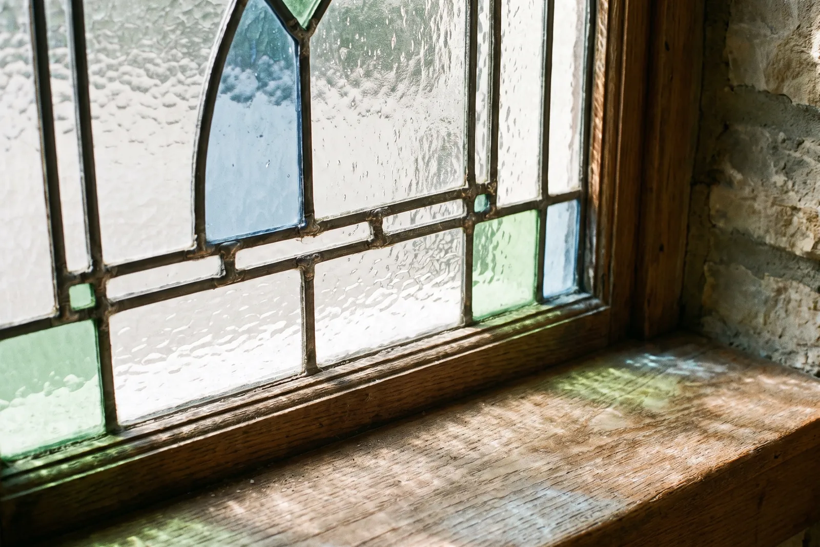Bleiverglasung mit strukturiertem Glas im Sonnenlicht